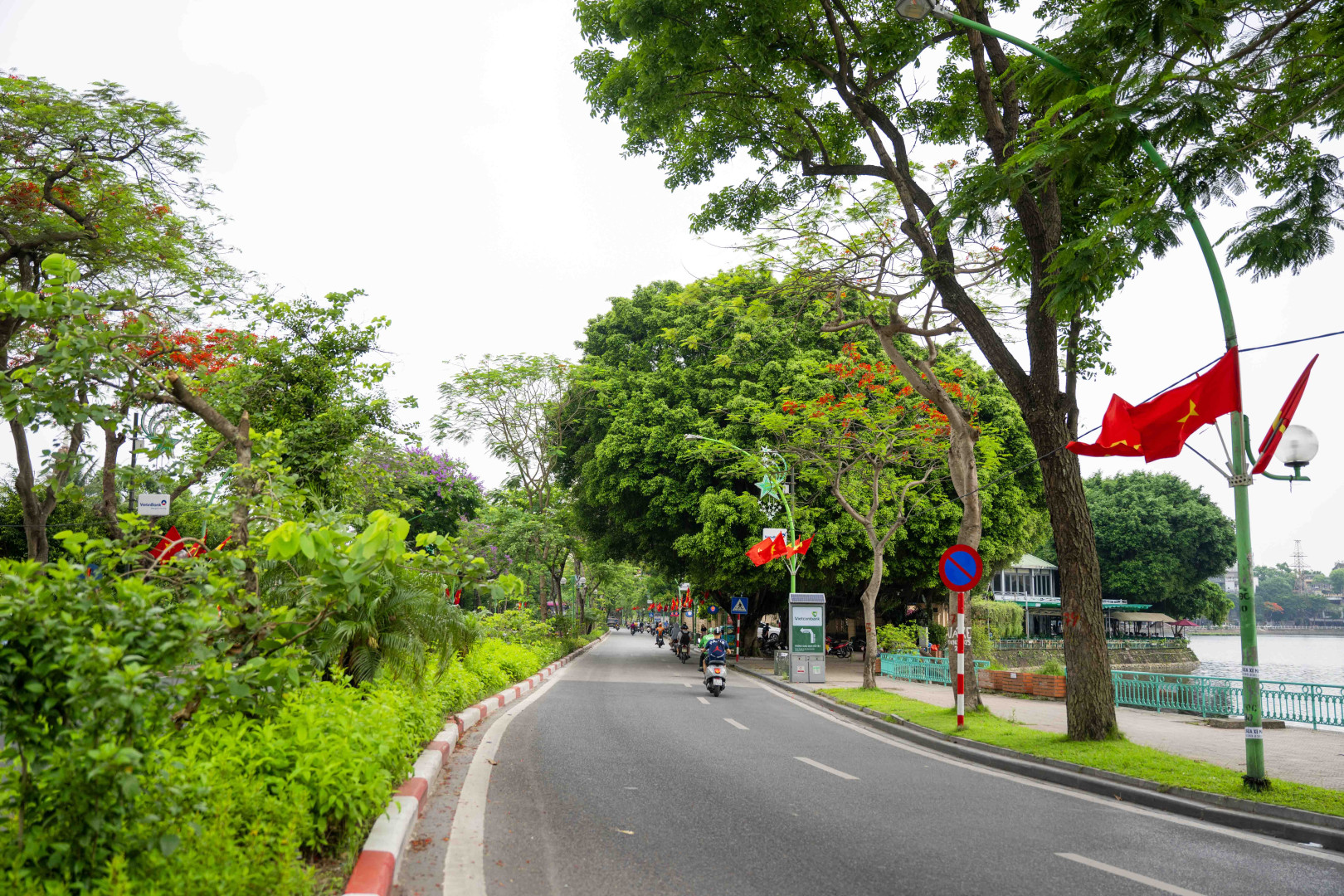 Canh Sac Tuyet Dep Tren Con Duong Lang Man Nhat Ha Noi 2 8 1715931771 795 Width7000height4667