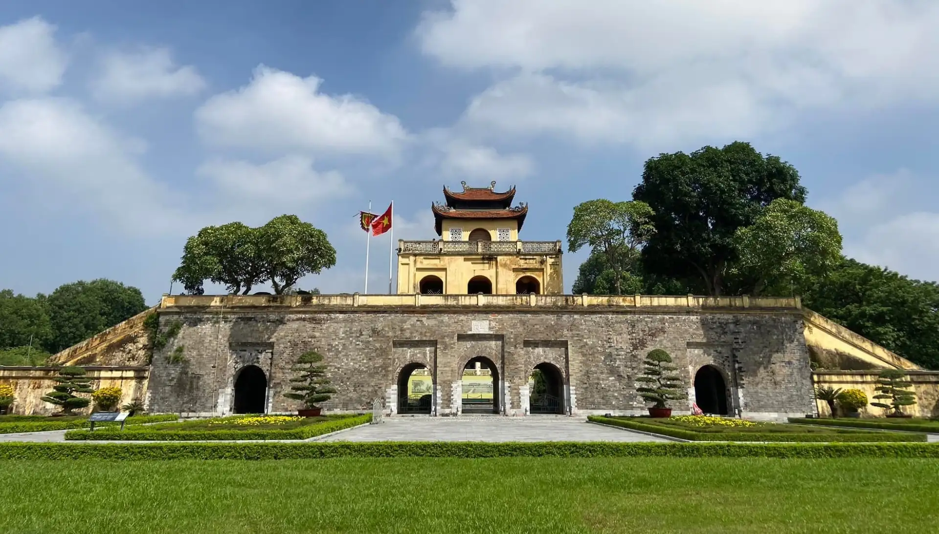 Hoang Thanh Thang Long 1
